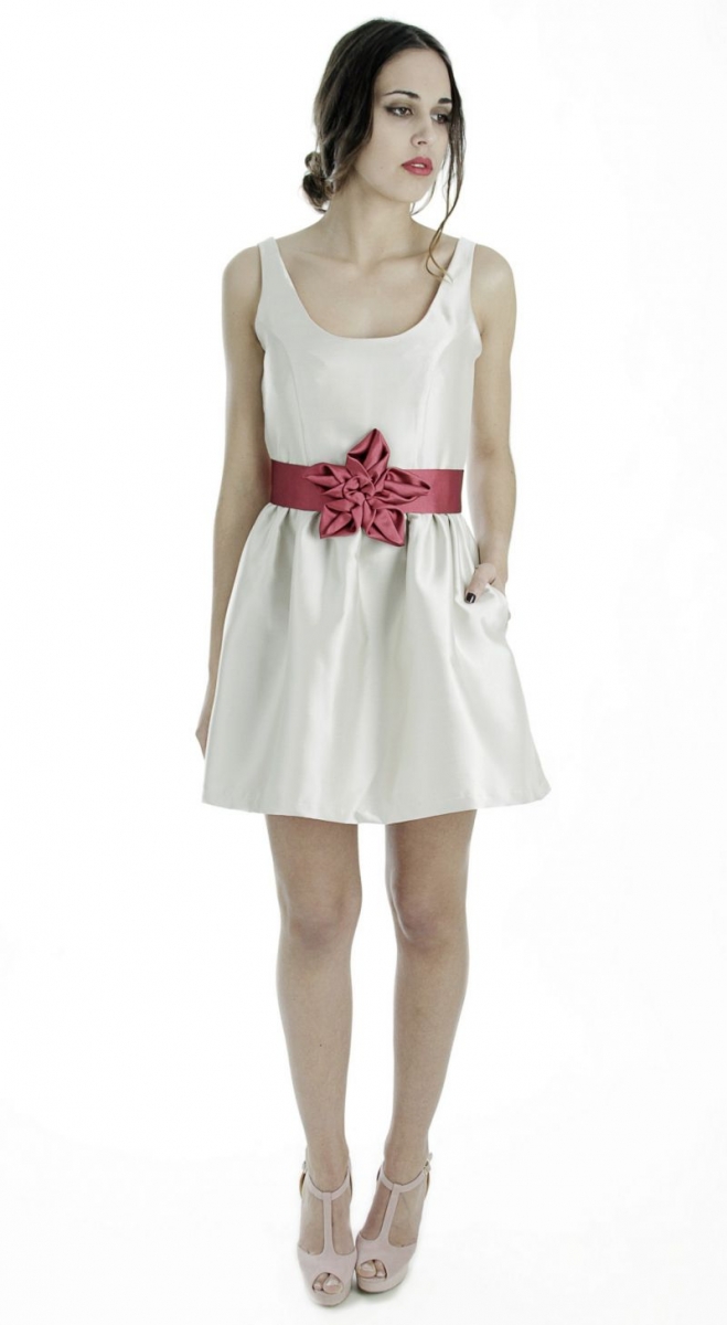 vestido corto de fiesta de vuelo de raso blanco roto invitada boda arimoka